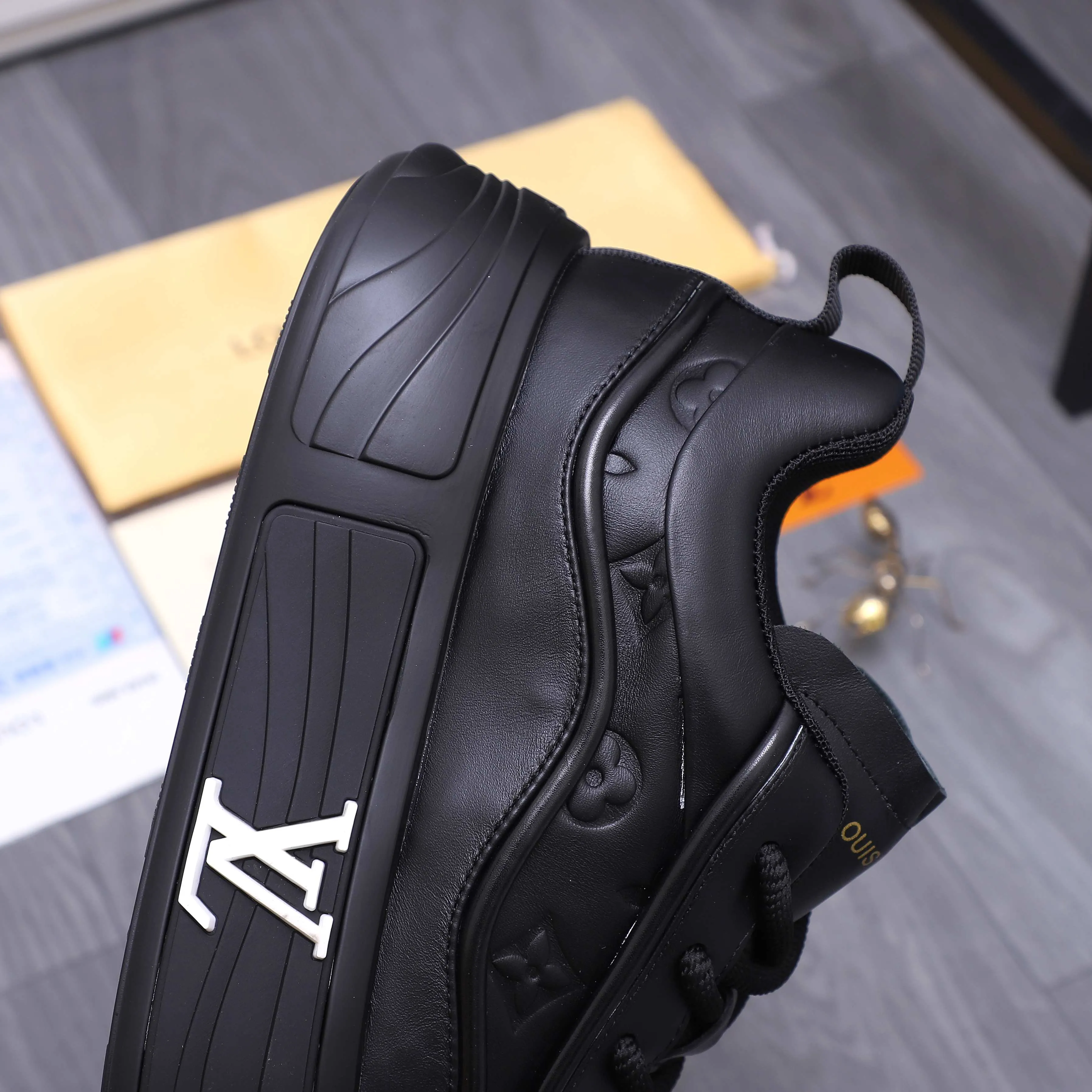 Men's shoes 💰560 Product trademark: LV [Louis Vuitton] casual shoes, regular size. Size: 38-46 (38.45.46 is custom-made and non-returnable) Product materials: Selected high-quality cowhide stitching embossed cowhide upper, cowhide insole, mesh lining, original outsole